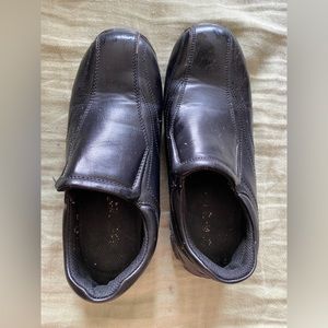 Black dress shoes. Size 6. Good condition.